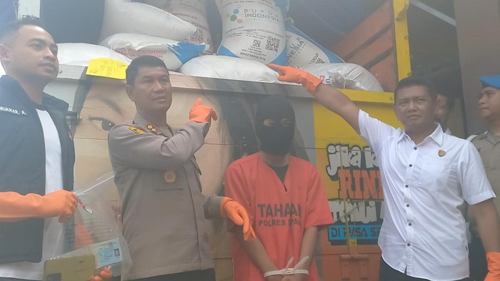 Sopir truk pengangkut pupuk bersubsidi di Sampang