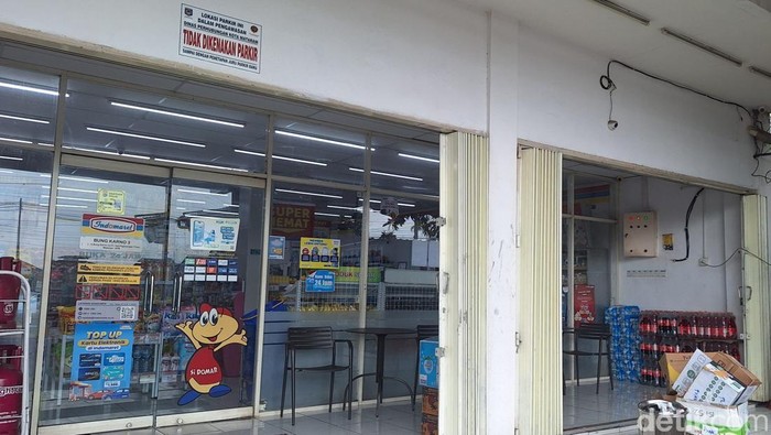 Dishub Kota Mataram menempelkan stiker larangan pungutan parkir di salah satu minimarket di Jalan Bung Karno, Kota Mataram, Kamis (10/4/2025).