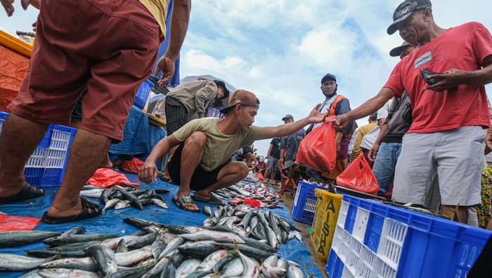 Pedagang melayani pembeli di TPI Higienis Sodoha, Kendari, Sulawesi Tenggara, Kamis (10/4/2025). Harga ikan di pelelangan itu khususnya ikan merah dan ikan kembung turun menjadi Rp20 ribu per kg dari sebelumnya berkisar Rp35 ribu per kg akibat hasil tangkapan nelayan melimpah. ANTARA FOTO/Andry Denisah/Spt.