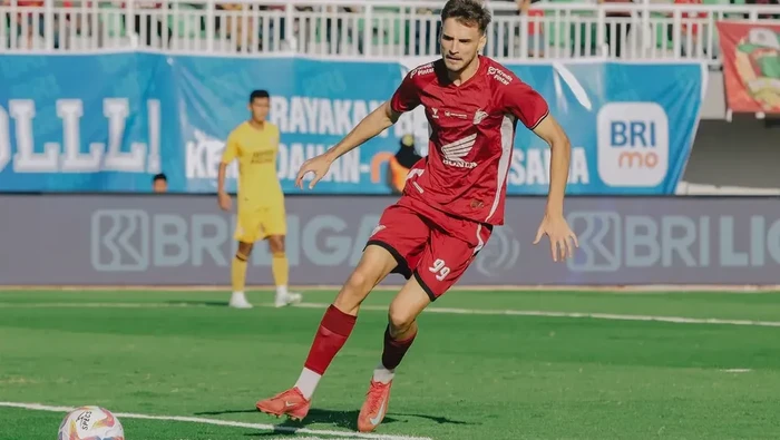 Striker PSM Makassar Nermin Haljeta mencetak gol ke gawang Semen Padang dalam laga Liga 1 2024/2025 di Stadion Gelora BJ Habibie.