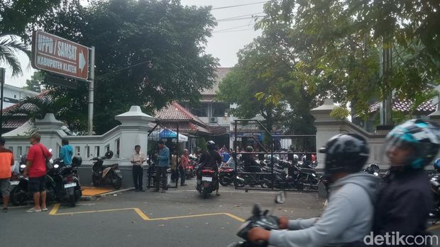 Suasana antrean pemutihan pajak kendaraan di kantor Samsat Klaten, Kamis (10/4/2025).