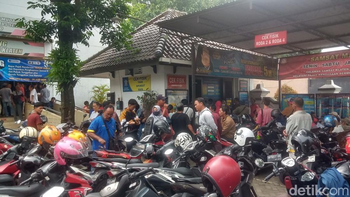 Suasana antrean pemutihan pajak kendaraan di kantor Samsat Klaten, Kamis (10/4/2025).
