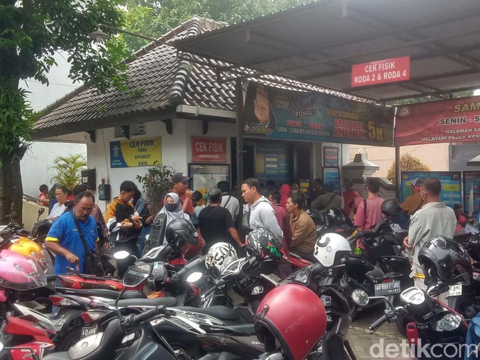 Suasana antrean pemutihan pajak kendaraan di kantor Samsat Klaten, Kamis (10/4/2025).
