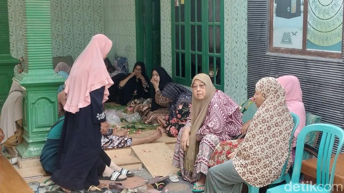 Suasana rumah duka keluarga korban tewas kecelakaan Panther vs Bus di Desa Tuwiri Wetan, Merakurak, Tuban.