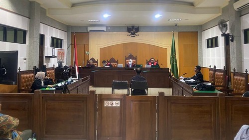 Suasana sidang putusan kasus korupsi pembangunan gedung Puskesmas Dompu Kota di Pengadilan Tipikor Mataram, Rabu (9/4/2025).