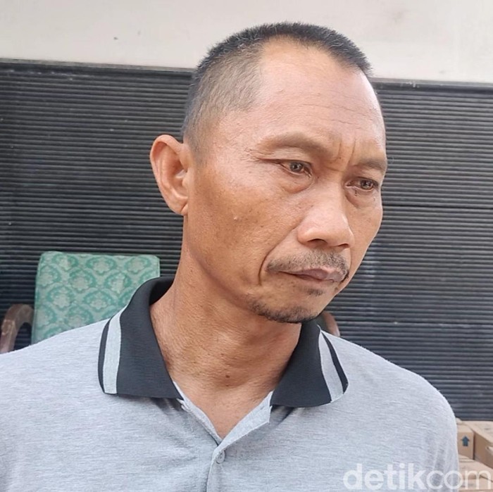 Sujono, adik kandung Besar (65) Desa Tuwiri Wetan, Kecamatan Merakurak, Tuban, tak kuat menahan air matanya