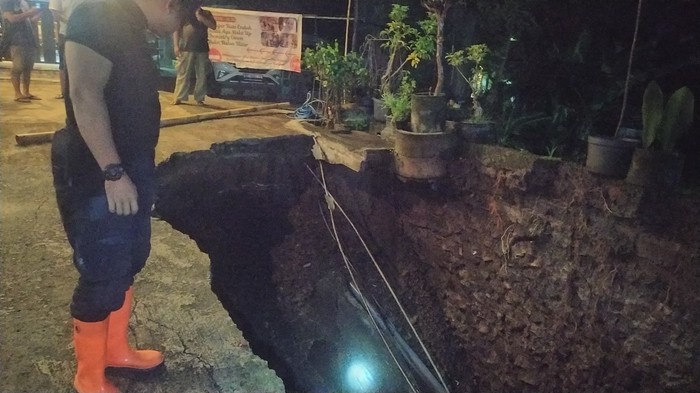 Tanah ambles di depan rumah warga Blitar