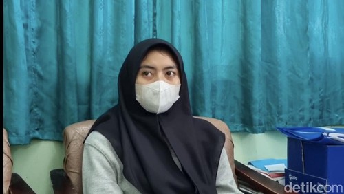 Tasya, tunangan Muhammad Aqib, satu dari 7 korban kecelekaaan Panther vs Bus di Gresik. Aqib adalah korban yang hendak umrah.
