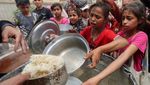 Tatapan Anak Gaza Saat Antre Makan