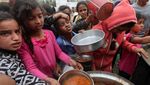 Tatapan Anak Gaza Saat Antre Makan