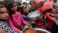 Sejak Oktober 2023, lebih dari 50.700 warga Palestina dilaporkan tewas akibat gempuran brutal Israel di Jalur Gaza, mayoritas korban adalah perempuan dan anak-anak.  