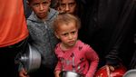 Tatapan Anak Gaza Saat Antre Makan