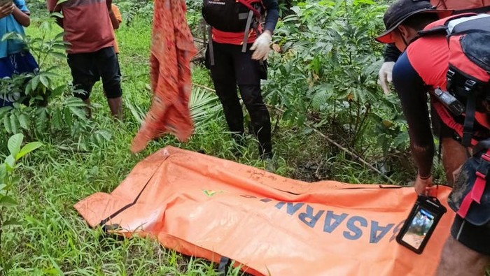 Tim SAR gabungan saat mengevakuasi jasad bayi enam bulan. (Foto: Dok. Basarnas Medan).