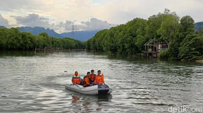 Tim SAR mencari 1 korban tenggelam di Sungai Kalibone Pangkep.