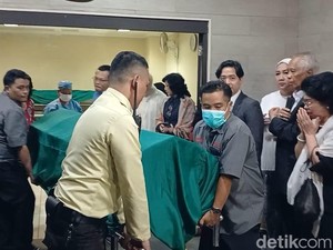 Jenazah Titiek Puspa Dibawa ke Wisma Puspa