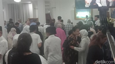 Potret Pelayat Salati Jenazah Titiek Puspa di Rumah Duka