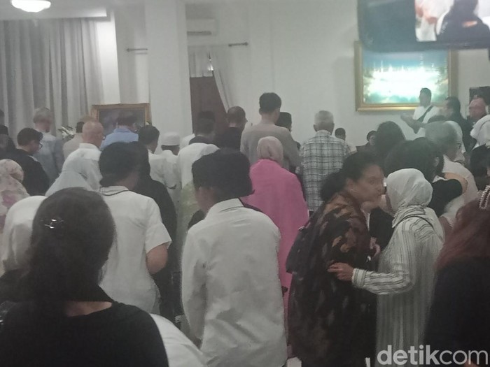 Titiek Puspa Suasana salat jenazah di rumah duka Titiek Puspa.