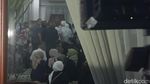 Potret Pelayat Salati Jenazah Titiek Puspa di Rumah Duka