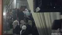 Semakin malam, pelayat semakin ramai berdatangan ke rumah duka Titiek Puspa. Foto: Ahsan/detikHOT