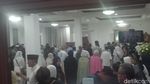 Potret Pelayat Salati Jenazah Titiek Puspa di Rumah Duka