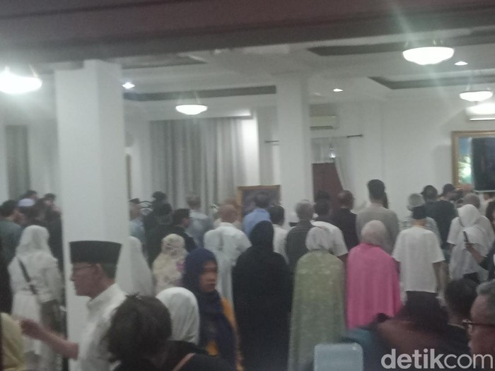 Pelayat salati jenazah Titiek Puspa.