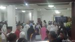 Potret Pelayat Salati Jenazah Titiek Puspa di Rumah Duka