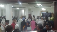 Ada juga pelayat yang datang memberikan doa dan membacakan surat Yasin. Foto: Ahsan/detikHOT