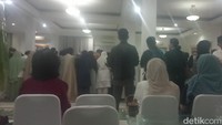 Suasana haru terlihat ketika semakin banyak pelayat yang melakukan salat jenazah untuk Titiek Puspa. Foto: Ahsan/detikHOT