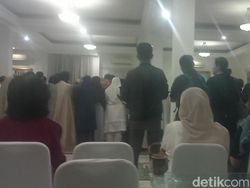 Suasana Haru Saat Jenazah Titiek Puspa Disalatkan
