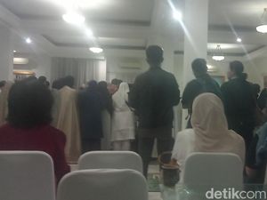 Suasana Haru Saat Jenazah Titiek Puspa Disalatkan