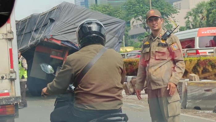 Truk mengalami patah as di Jalan MT Haryono yang mengarah ke Semanggi (Elvan/detikcom)