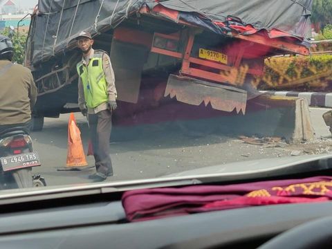 Truk mengalami patah as di Jalan MT Haryono yang mengarah ke Semanggi (Elvan/detikcom)