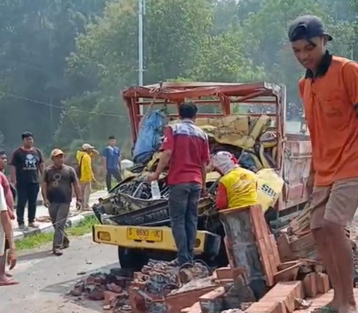 Truk tabrak gapura desa