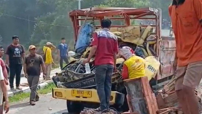 Truk tabrak gapura desa