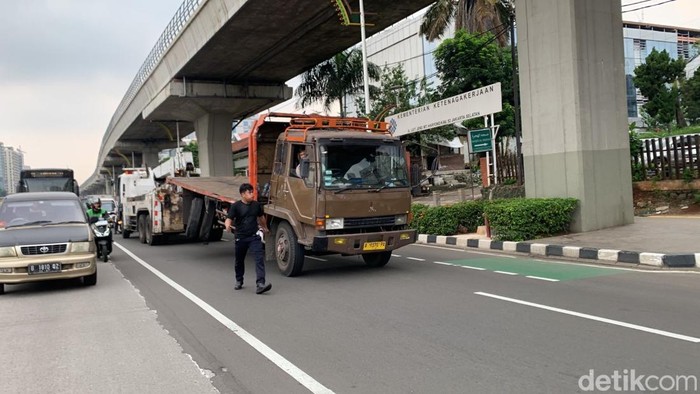 Truk terguling di Jalan MT Haroyono, Jakarta Selatan telah dievakuasi.