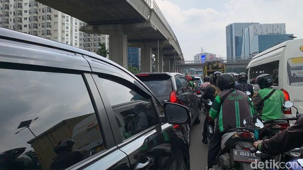 Truk terguling di Jalan MT Haryono, Jakarta Selatan menyebabkan kemacetan parah.