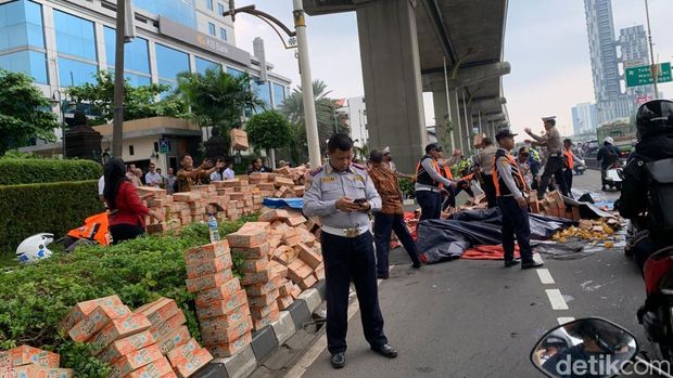 Truk terguling di Jalan MT Haryono, Jakarta Selatan menyebabkan kemacetan parah.