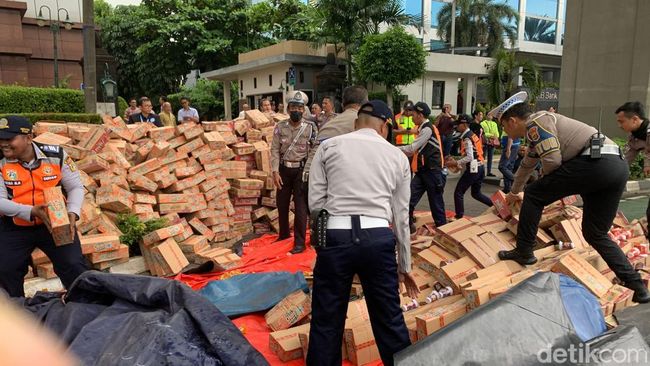 Truk terguling di Jalan MT Haryono, Jakarta Selatan menyebabkan kemacetan parah.