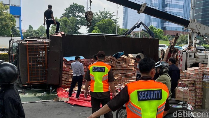 Truk terguling di Jalan MT Haryono, Jakarta Selatan menyebabkan kemacetan parah.