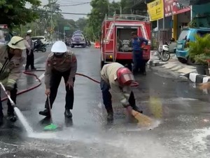 Polisi Bantu Bersihkan Tumpahan Solar Dekat Masjid Agung Lamongan