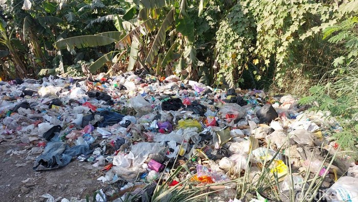 Tumpukan sampah di Cirebon