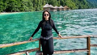 Menikmati Keindahan Pantai Ora