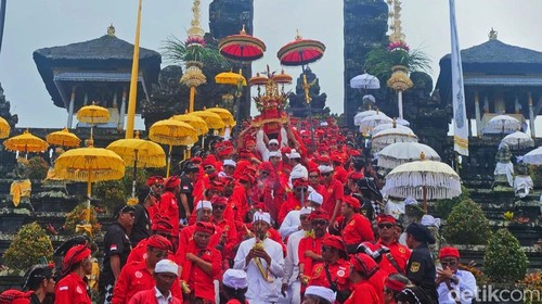 Umat Hindu mengikuti upacara melasti dari Pura Agung Besakih menuju Toya Sah serangkaian Karya IBTK, Kamis (10/4/2025).