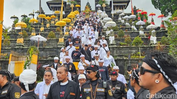 Umat Hindu mengikuti upacara melasti dari Pura Agung Besakih menuju Toya Sah serangkaian Karya IBTK, Kamis (10/4/2025).