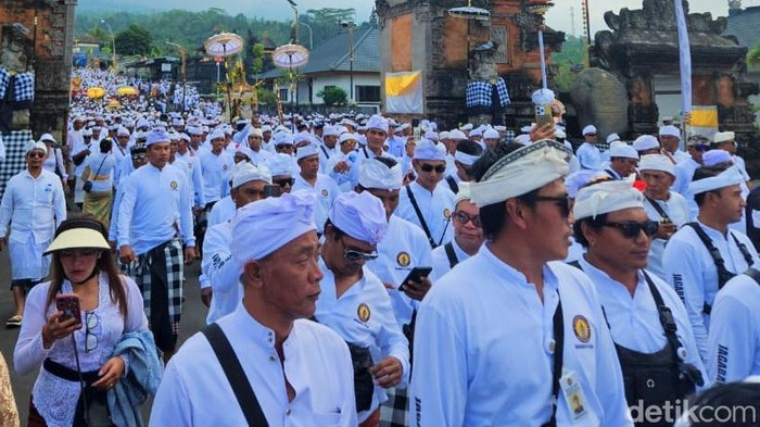 Umat Hindu mengikuti upacara melasti dari Pura Agung Besakih menuju Toya Sah serangkaian Karya IBTK, Kamis (10/4/2025).