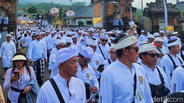 Umat Hindu mengikuti upacara melasti dari Pura Agung Besakih menuju Toya Sah serangkaian Karya IBTK, Kamis (10/4/2025).