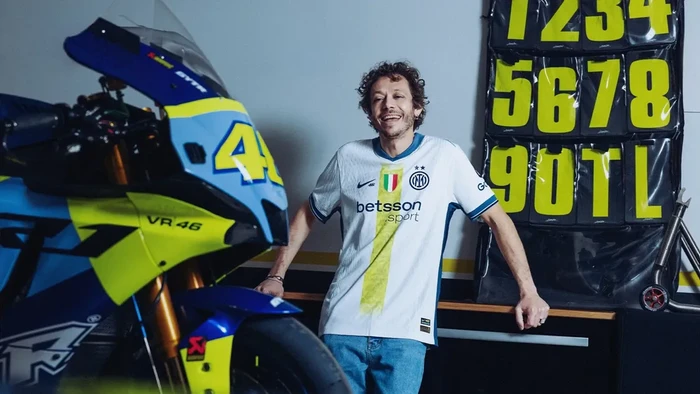 Inter Milan merilis jersey khusus bertemakan legenda MotoGP, Valentino Rossi. Seragam bernuansa VR46 dipakai skuad Nerazzurri pada laga akhir pekan ini.