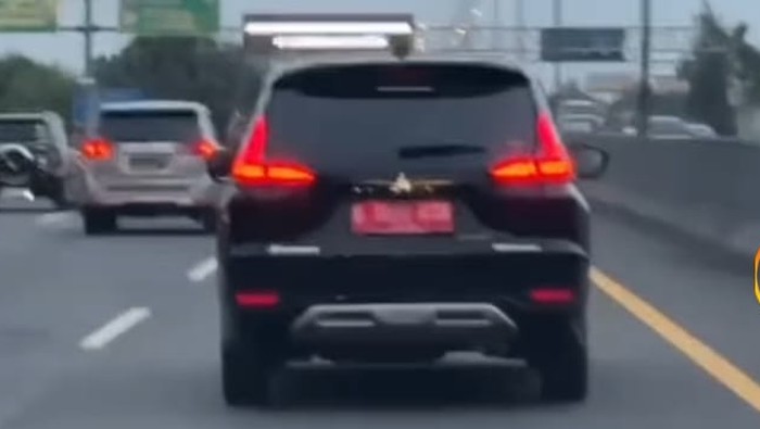 Viral mobil dinas Pemkot Bekasi disebut dipakai mudik tertangkap kamera amatir saat melintas di Tol Cipali, Selasa (1/4/2025).