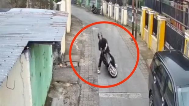 Viral pengendara motor di Makassar jatuh saat melintas di jalan keramik.