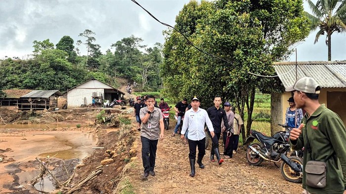 Wabup Sukabumi Andreas saat meninjau tambang emas